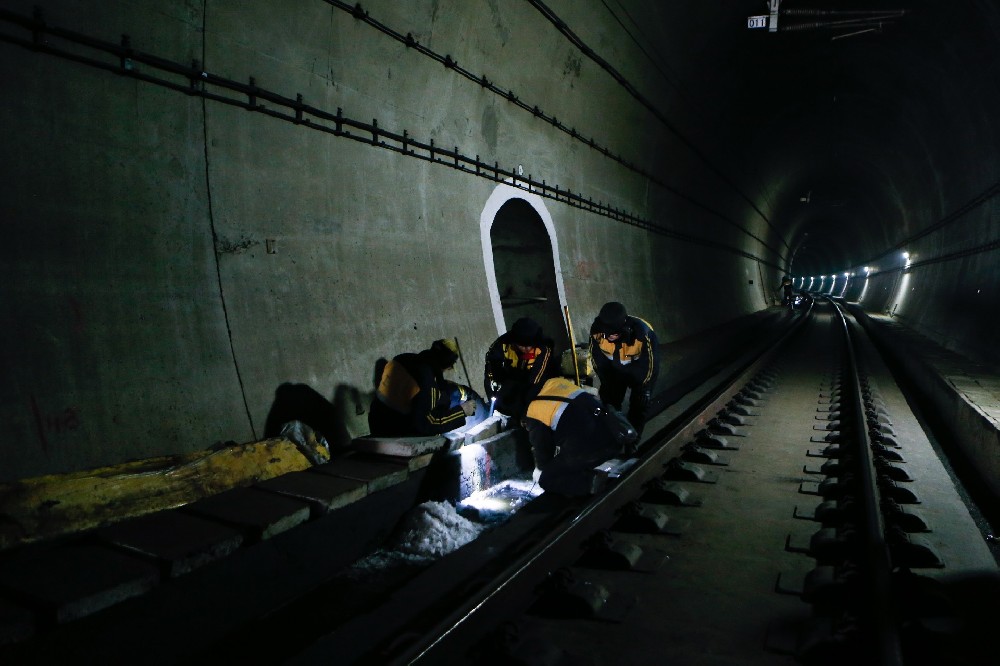 积石山铁路运营隧道病害现状